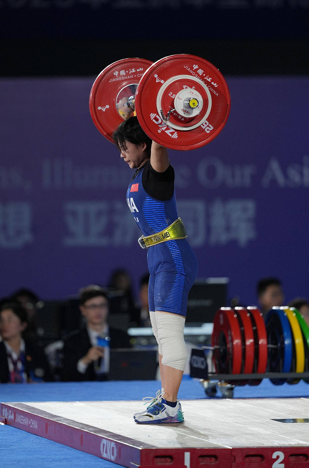 举重比赛火花四溅，巴西选手勇夺金牌的简单介绍