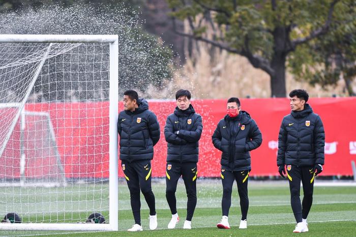 洪门主教练连续做出战术调整，见效显著