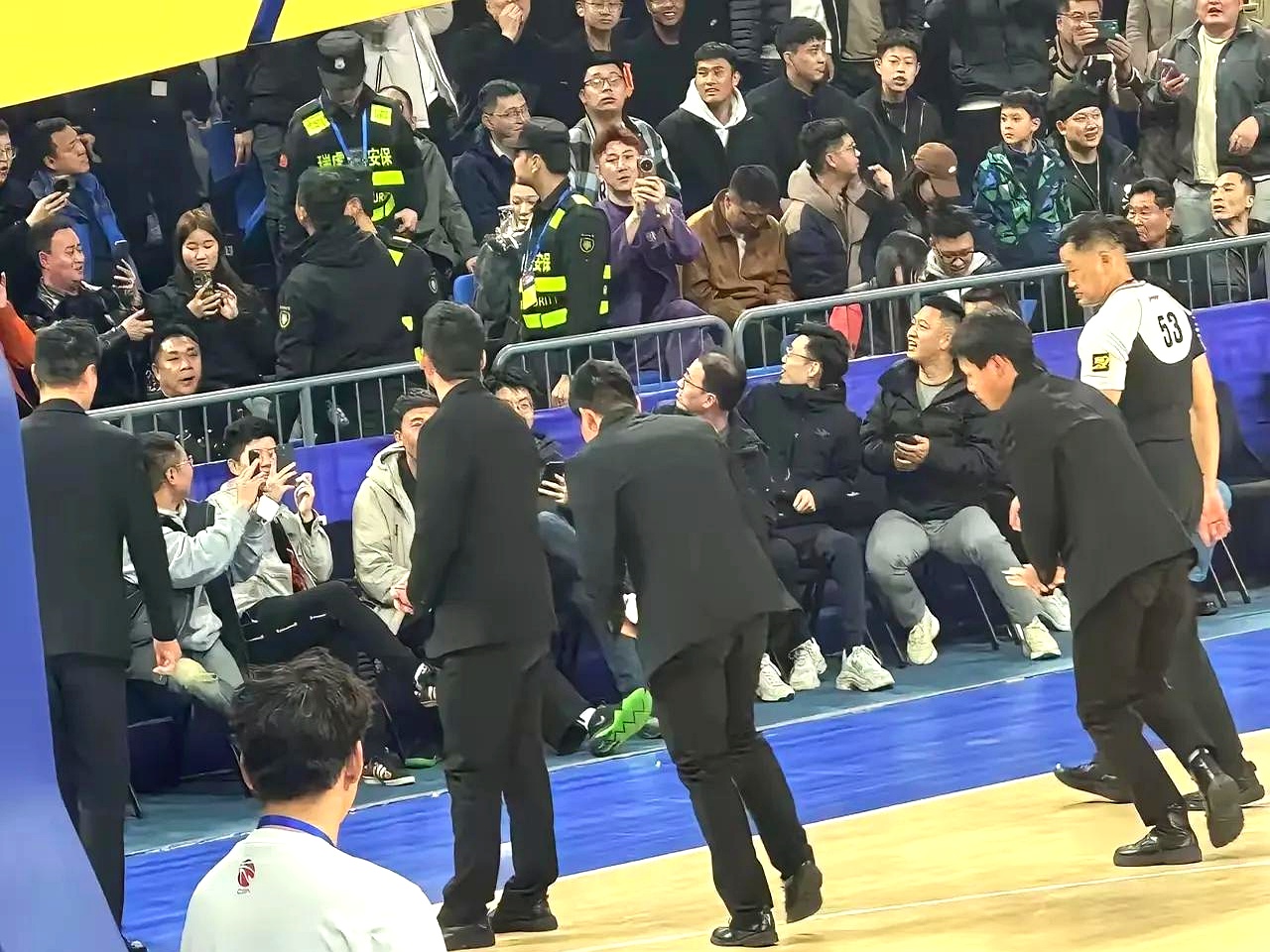 火爆现场气氛热烈，球场上演惊险一幕的简单介绍