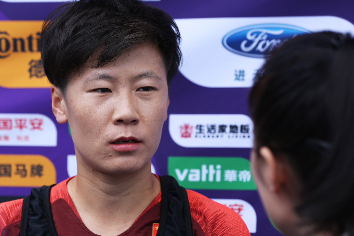 小组赛中,女子足球选手展现出色表现 小组赛中,女子足球选手展现出色表现