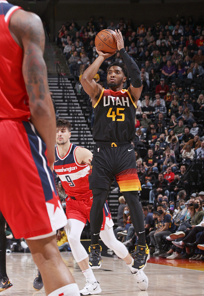 B体育地址-奇才主场大胜雄鹿，贝尔铎得到29分