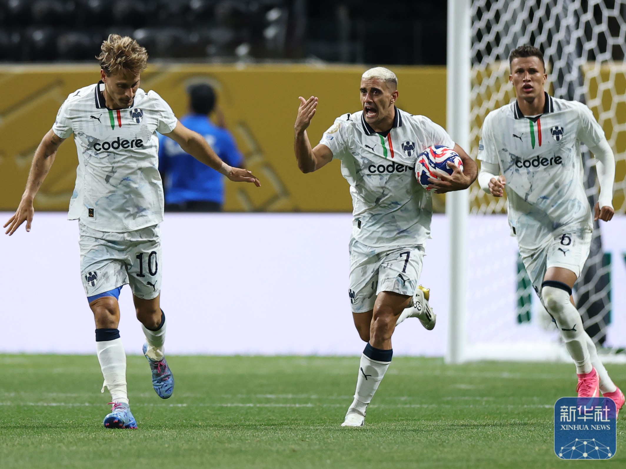 B体育平台-多特蒙德主帅赞扬球队惊人表现，力压对手晋级淘汰赛的简单介绍