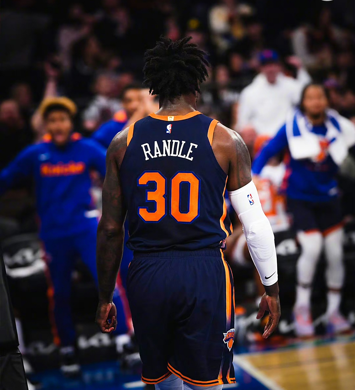 纽约尼克斯客场战胜黄蜂，兰德尔打出全能表现的简单介绍