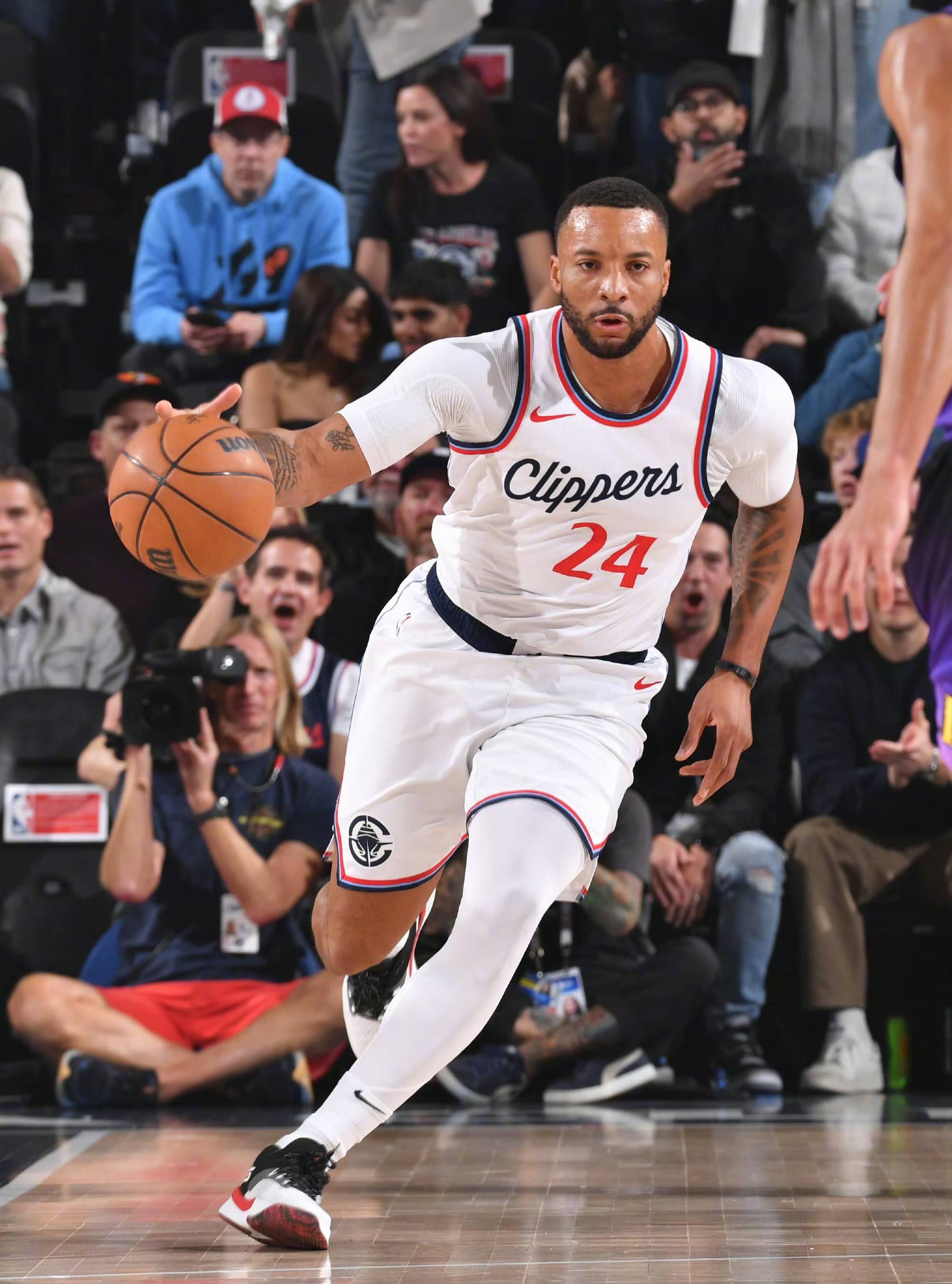 快船大胜黄蜂扩大领先