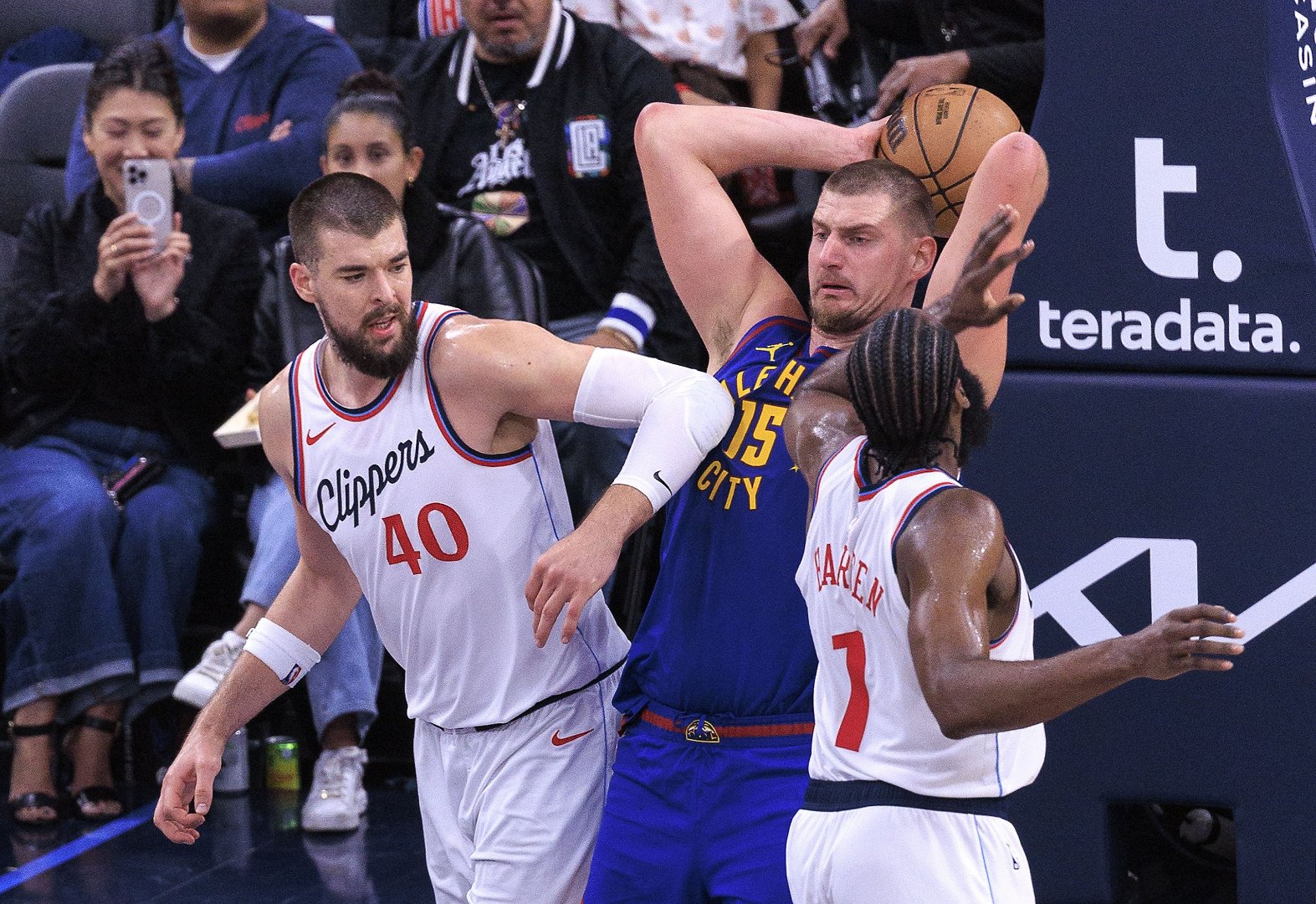 B体育网站-快船主场险胜步行者，领先西部