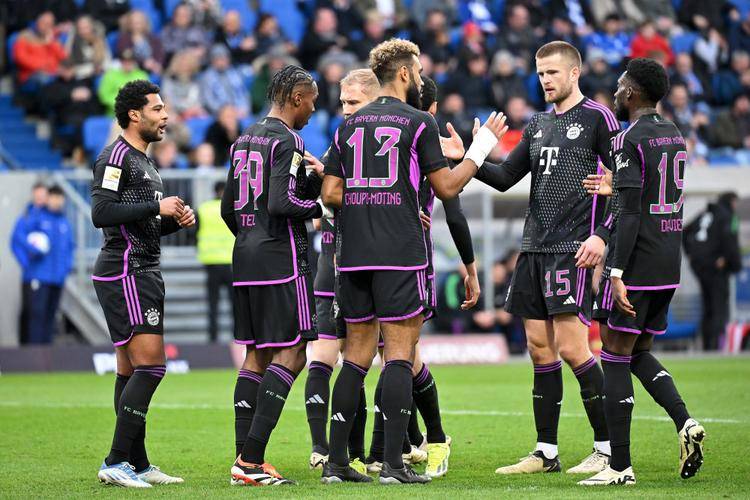 包含不莱梅球员展现出色的团队合作，轻松击败对手的词条