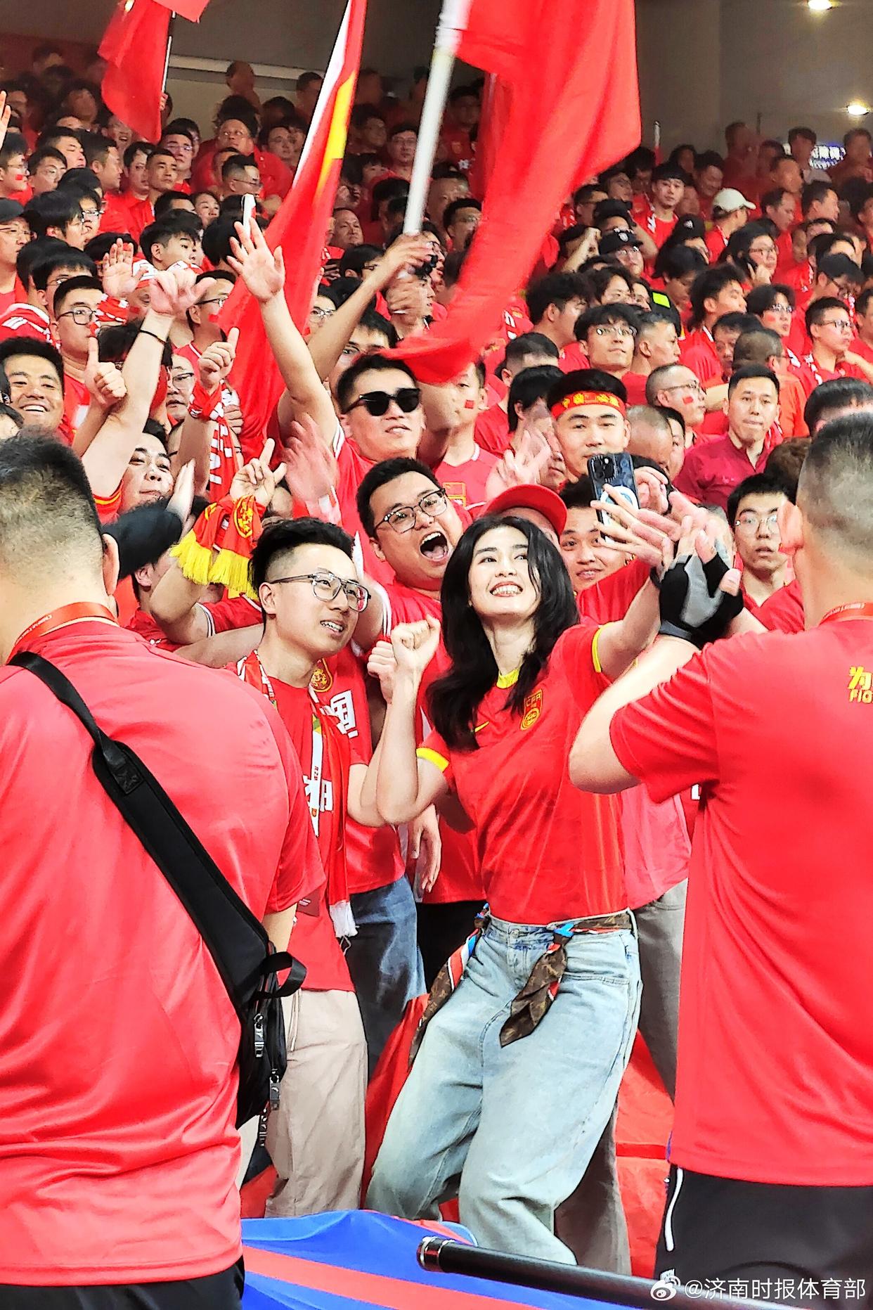 包含女足比赛掀起狂潮，观众热情高涨的词条